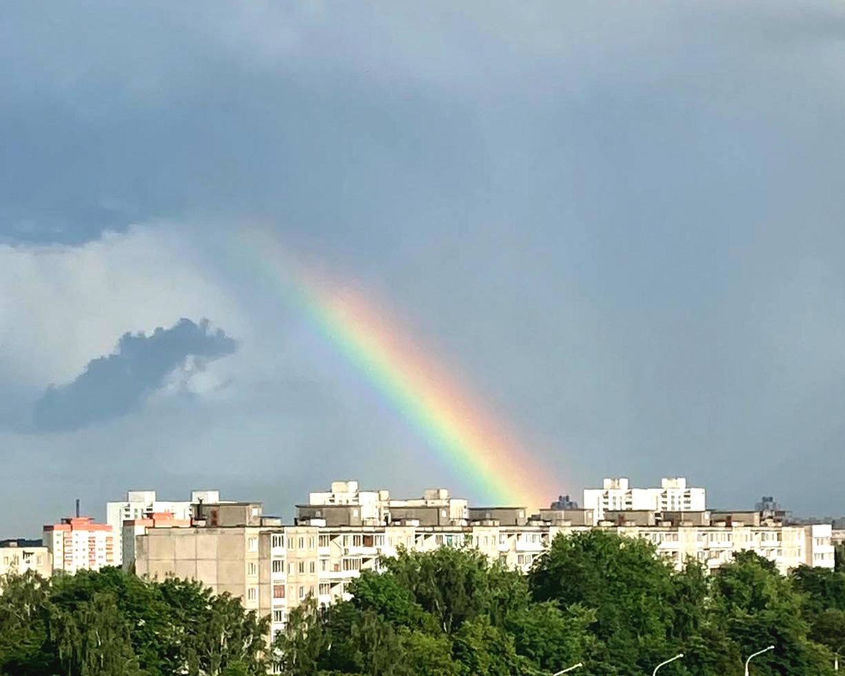 regenboog over de stad. hoge kwaliteit foto. foto