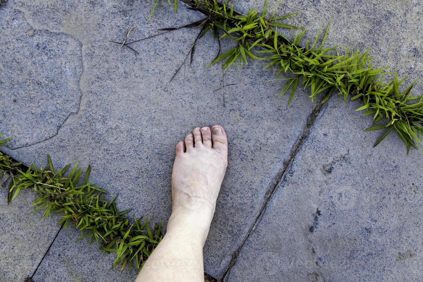blote voet op betonnen vloer foto