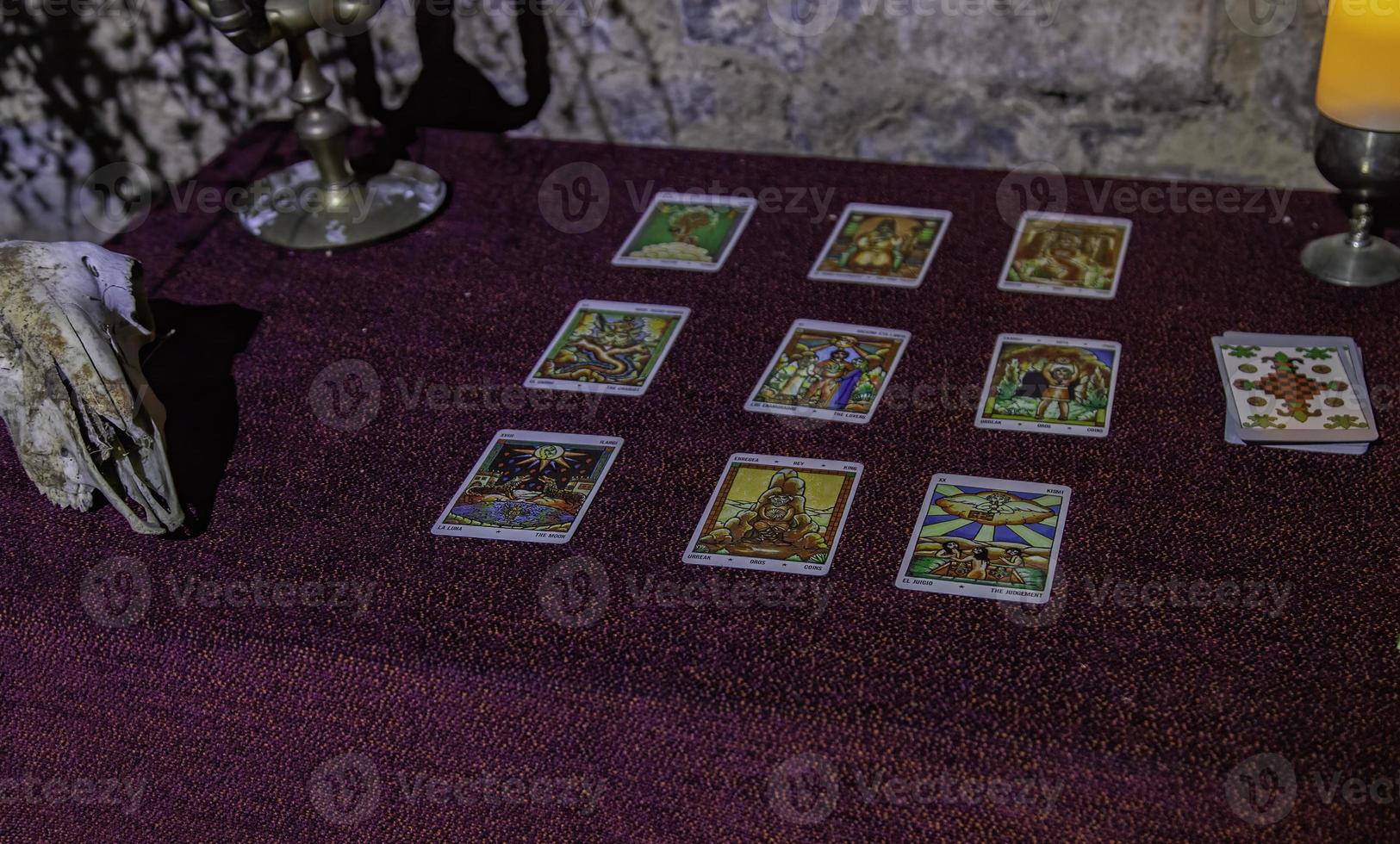 tafel met tarotkaarten foto