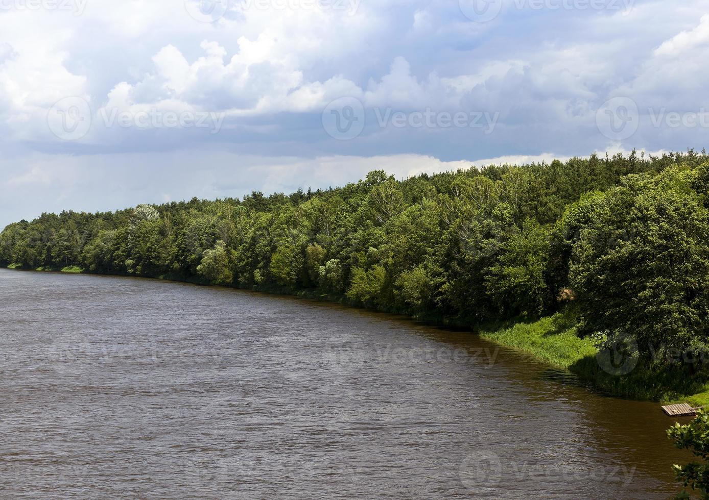 zomerlandschap met rivier foto