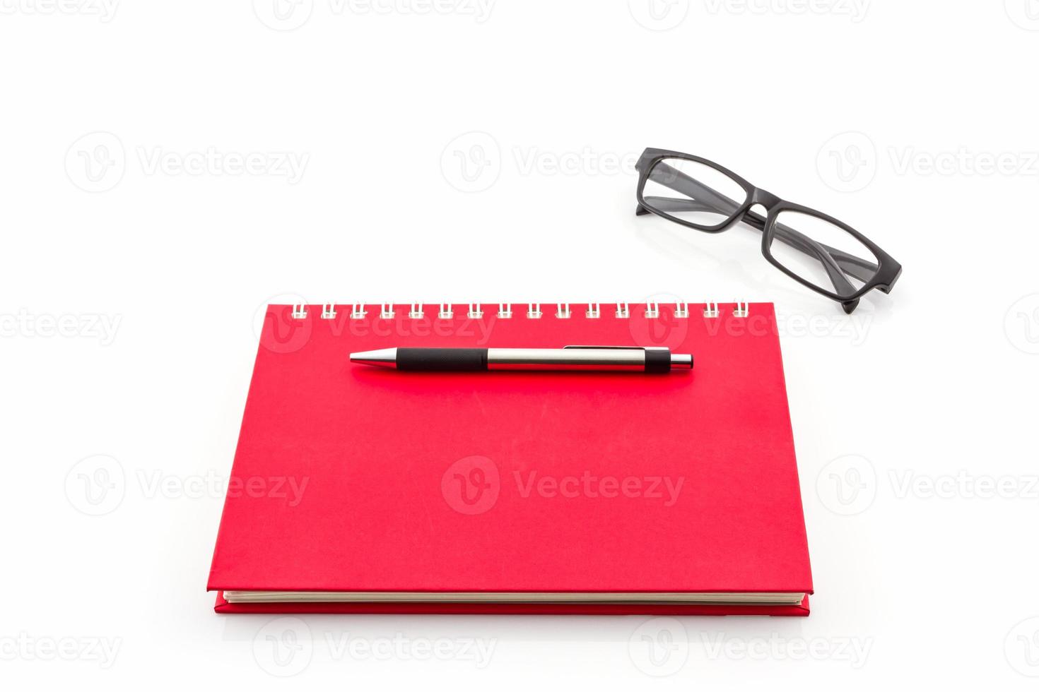rood dagboekboek op witte achtergrond. foto