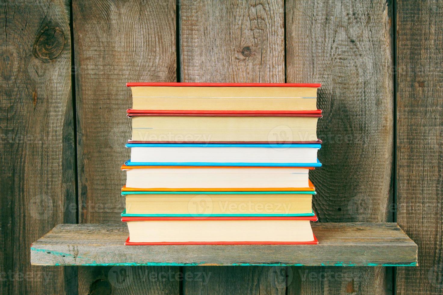 boeken op een houten plank. foto