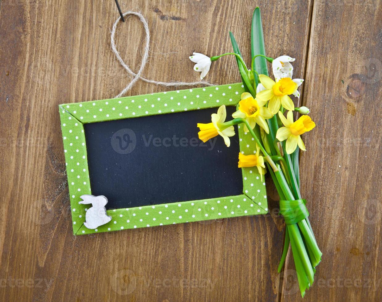 kleine schoolbord en Lentebloemen foto