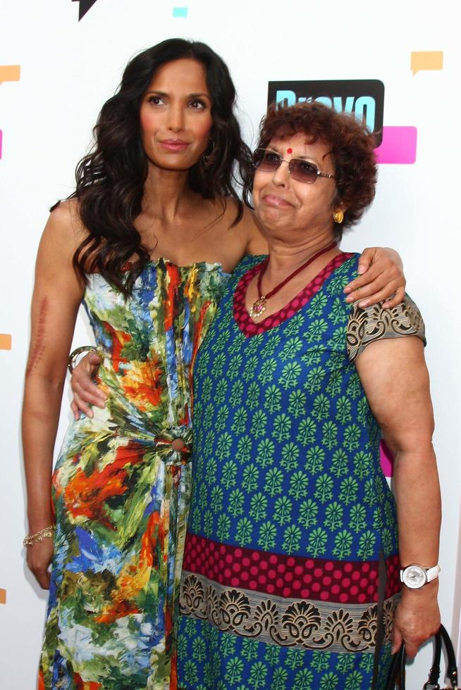 los angeles, 22 mei - padma lakshmi, moeder arriveert bij de bravo media s 2013 voor uw overweging emmy-evenement in het atas leonard h goldenson theater op 22 mei 2013 in no hollywood, ca foto