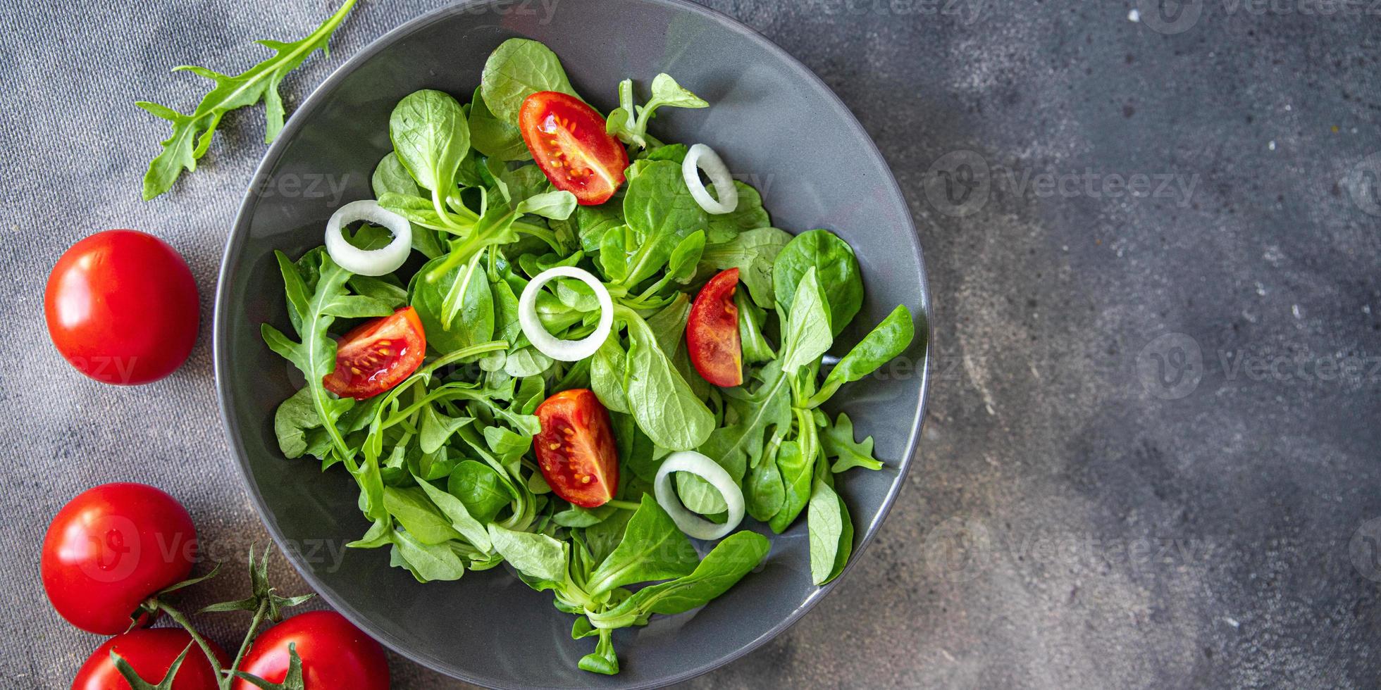 salade groente tomaat, ui, sla mix, mache groen vers gezond maaltijd eten snack dieet op tafel kopieer ruimte voedsel achtergrond rustieke bovenaanzicht foto