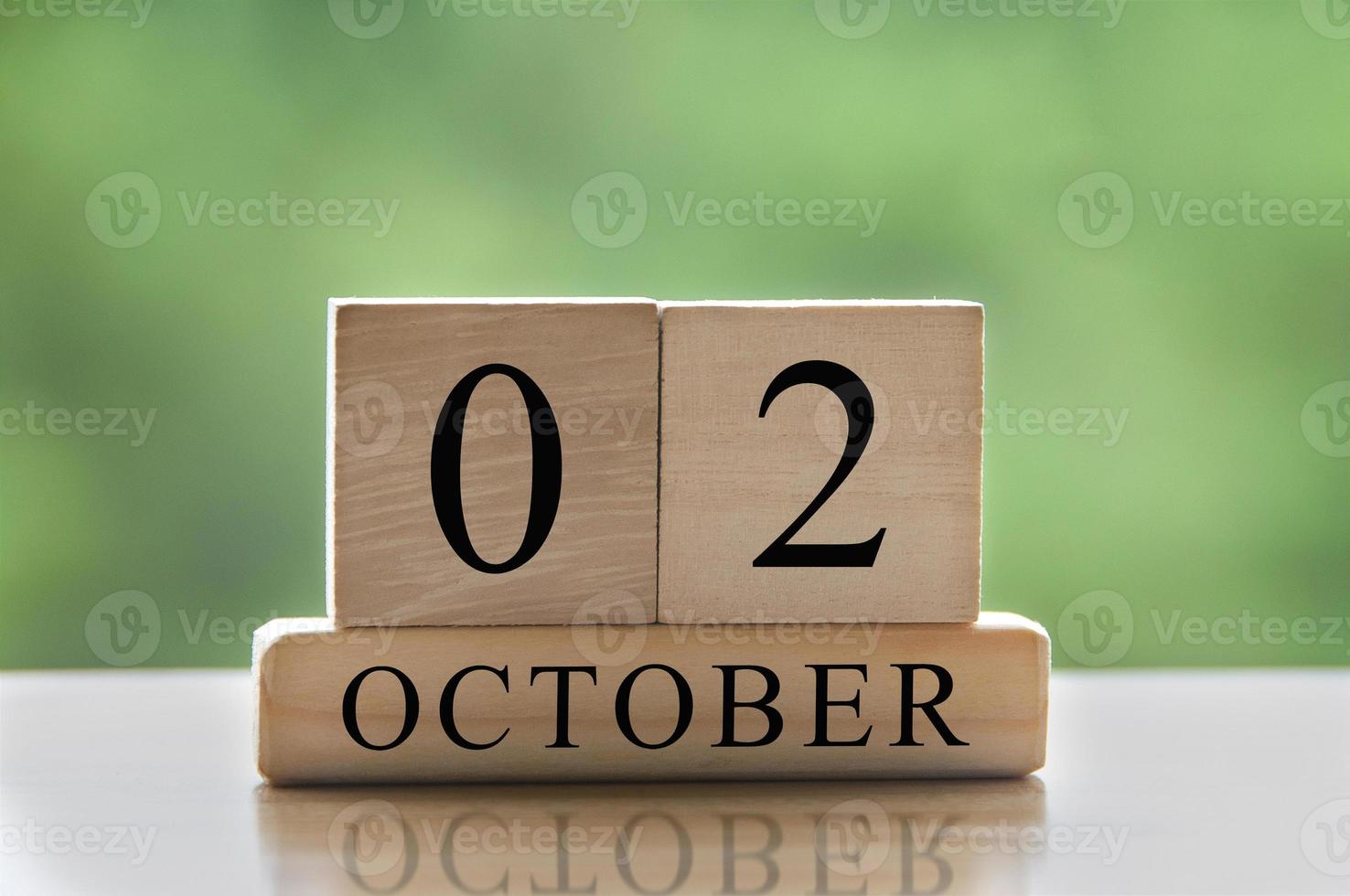 2 oktober kalenderdatumtekst op houten blokken met kopieerruimte voor ideeën. kopieer ruimte en kalenderconcept foto