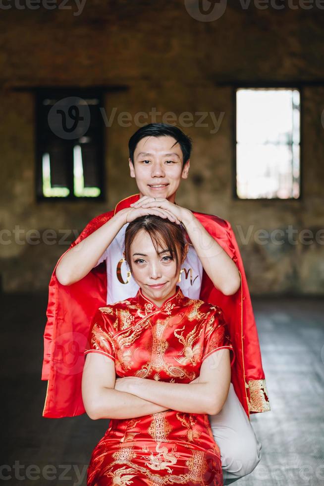 gelukkig jong Aziatisch stel in Chinese traditionele jurken foto