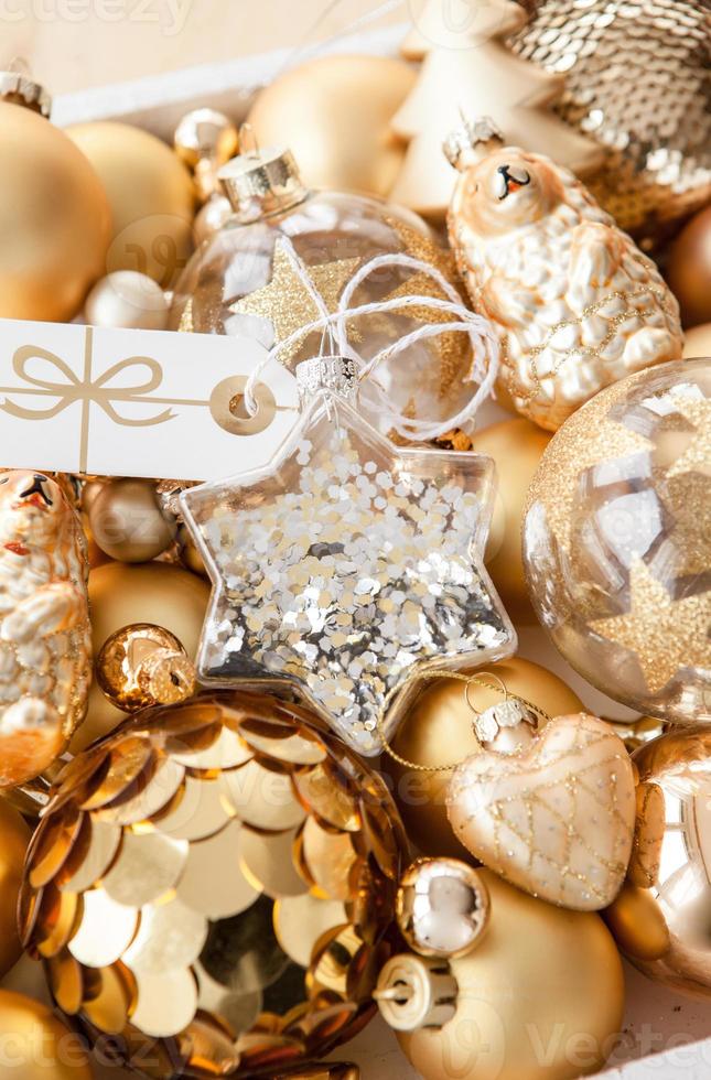 verscheidenheid aan gouden kerst ornamenten foto