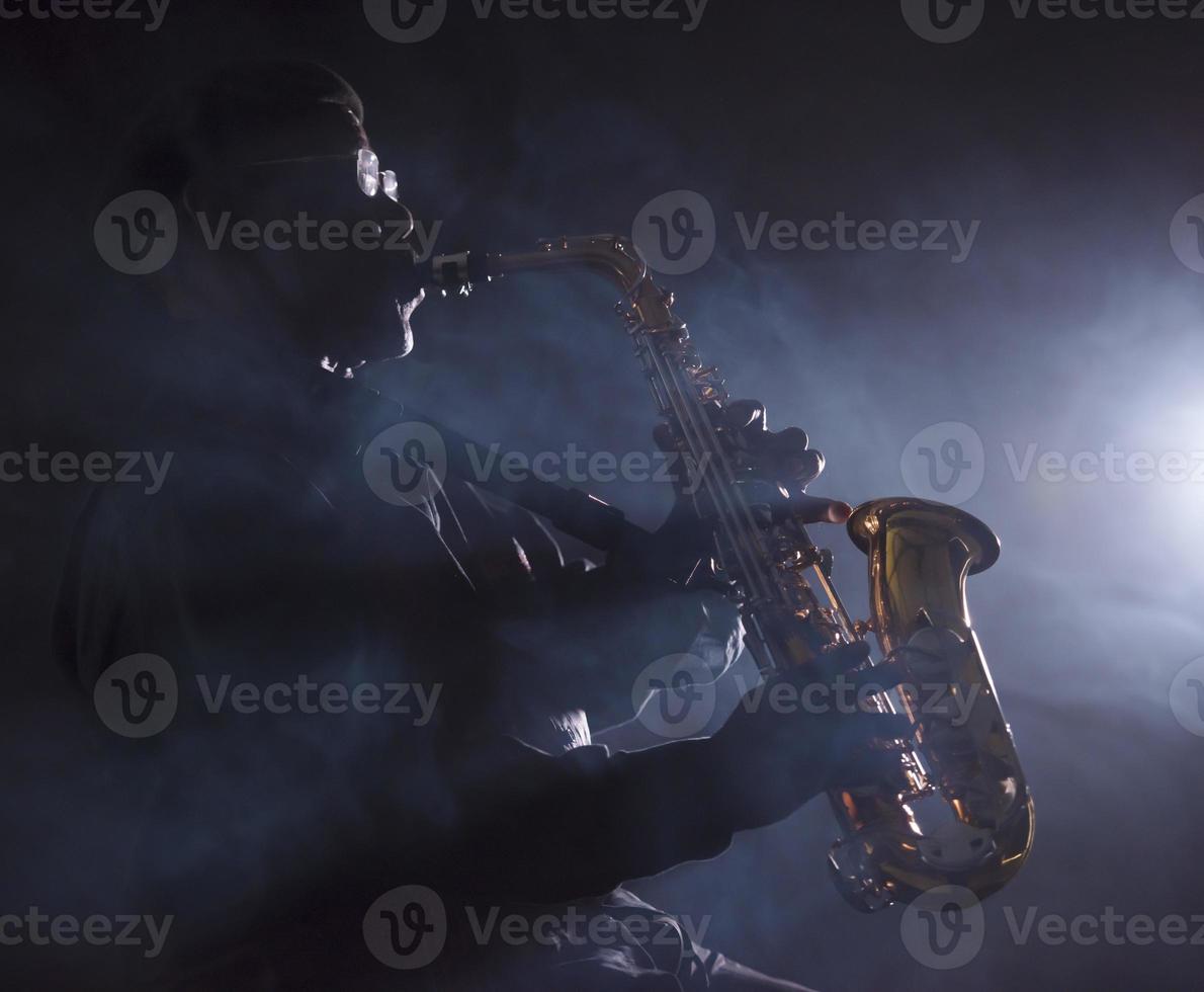 Afrikaanse jazzmuzikant die de saxofoon speelt foto