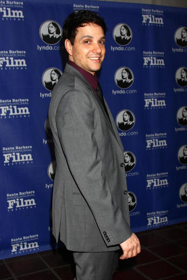 santa barbara, 24 jan - ralph macchio arriveert op het internationale filmfestival van santa barbara ontkoppelde première in arlington theater op 24 januari 2013 in santa barbara, ca foto