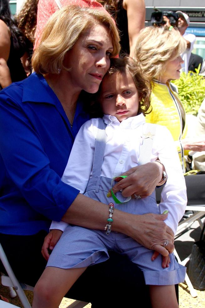 los angeles, 20 jun - lupe lopez, max anthony bij de hollywood walk of fame ster ceremonie voor jennifer lopez in het w hollywood hotel op 20 juni 2013 in los angeles, ca foto