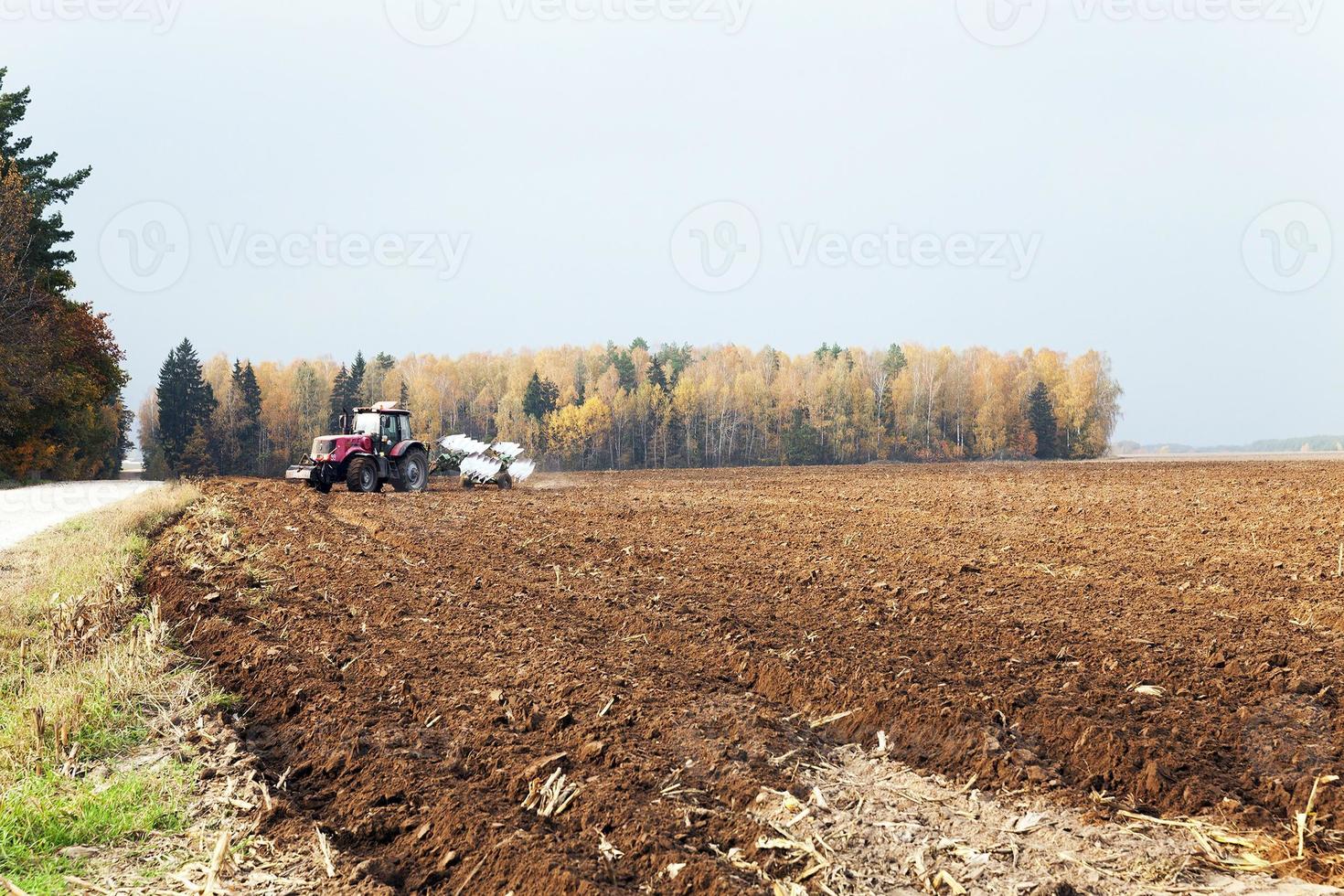 geploegd veld door een tractor foto