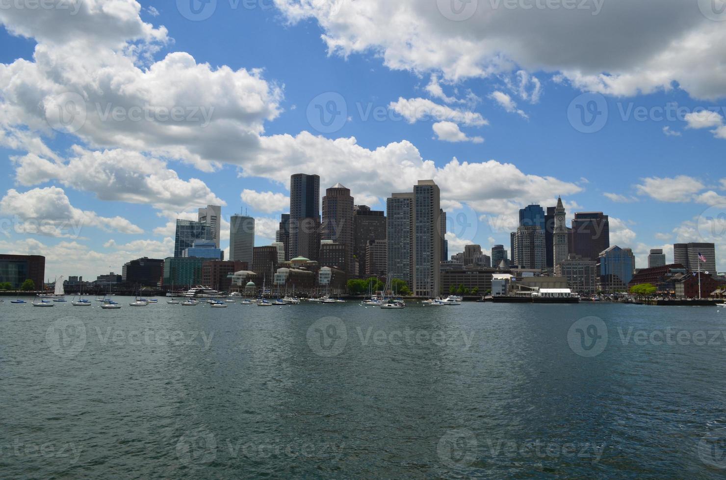 Boston Harbor en de stad Boston in de zomer foto