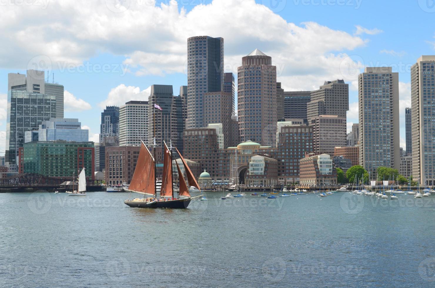 grote rode zeilboot in de haven van Boston in de zomer foto