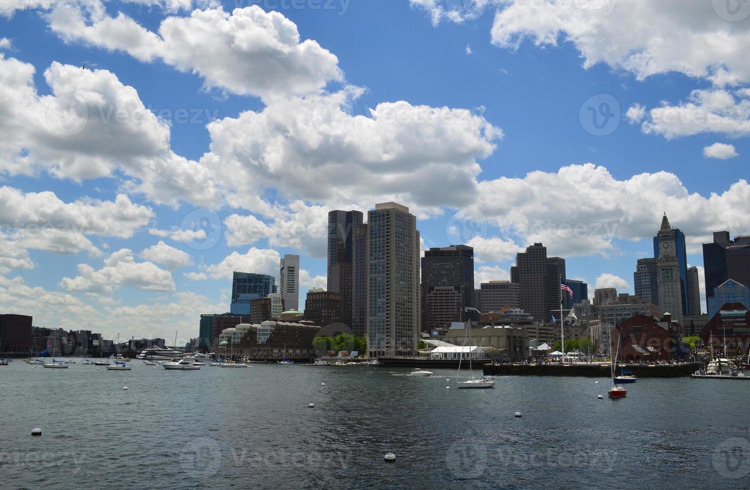 een blik op de haven van Boston en de skyline van Boston foto