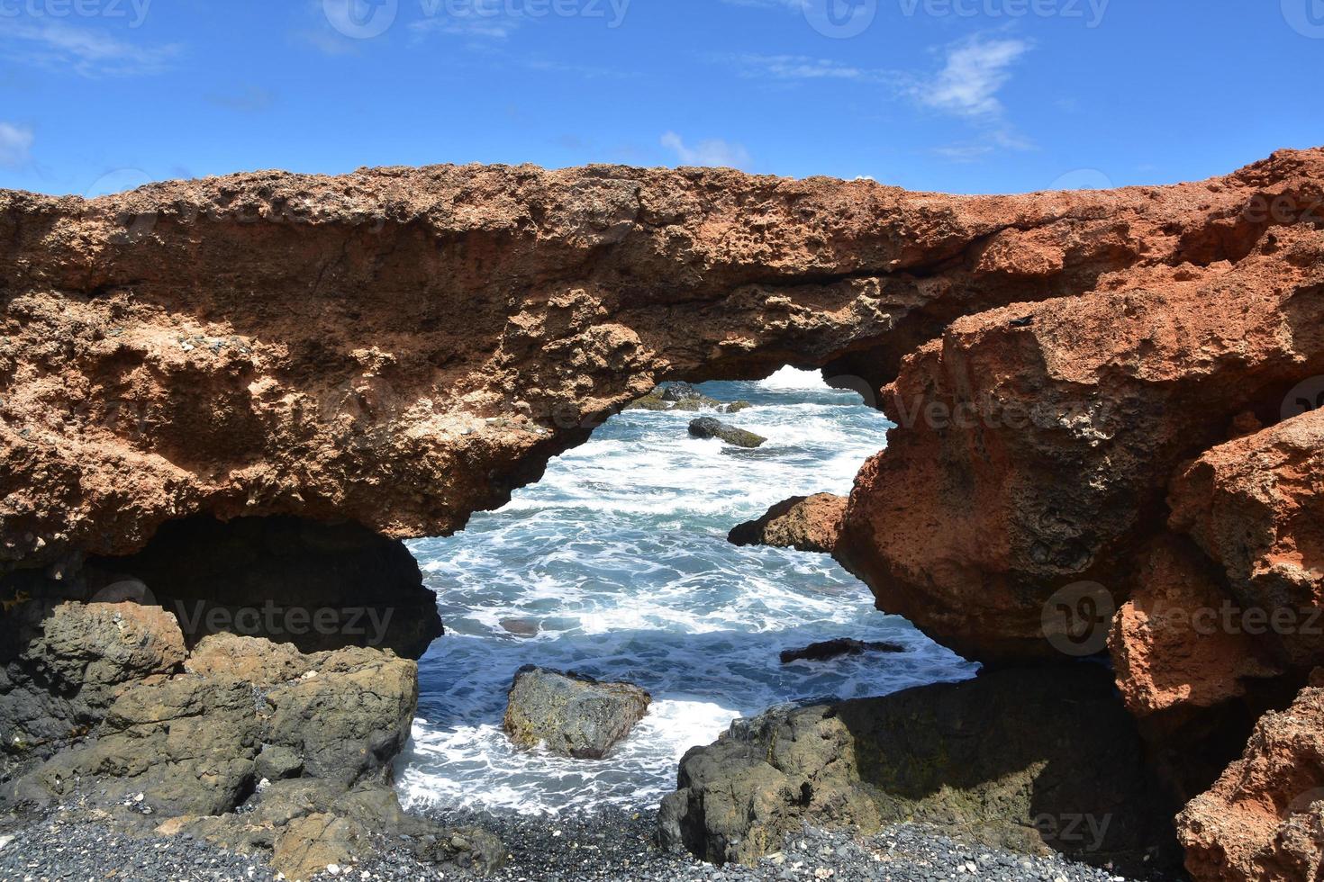 natuurlijke brug gemaakt van lavasteen op aruba foto