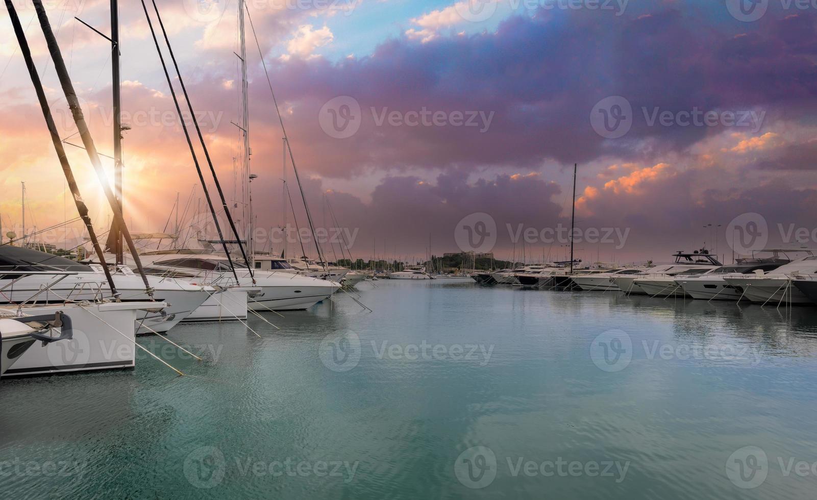 Franse Rivièra, luxe jachten en boten in de jachthaven van Antibes en de lokale haven foto
