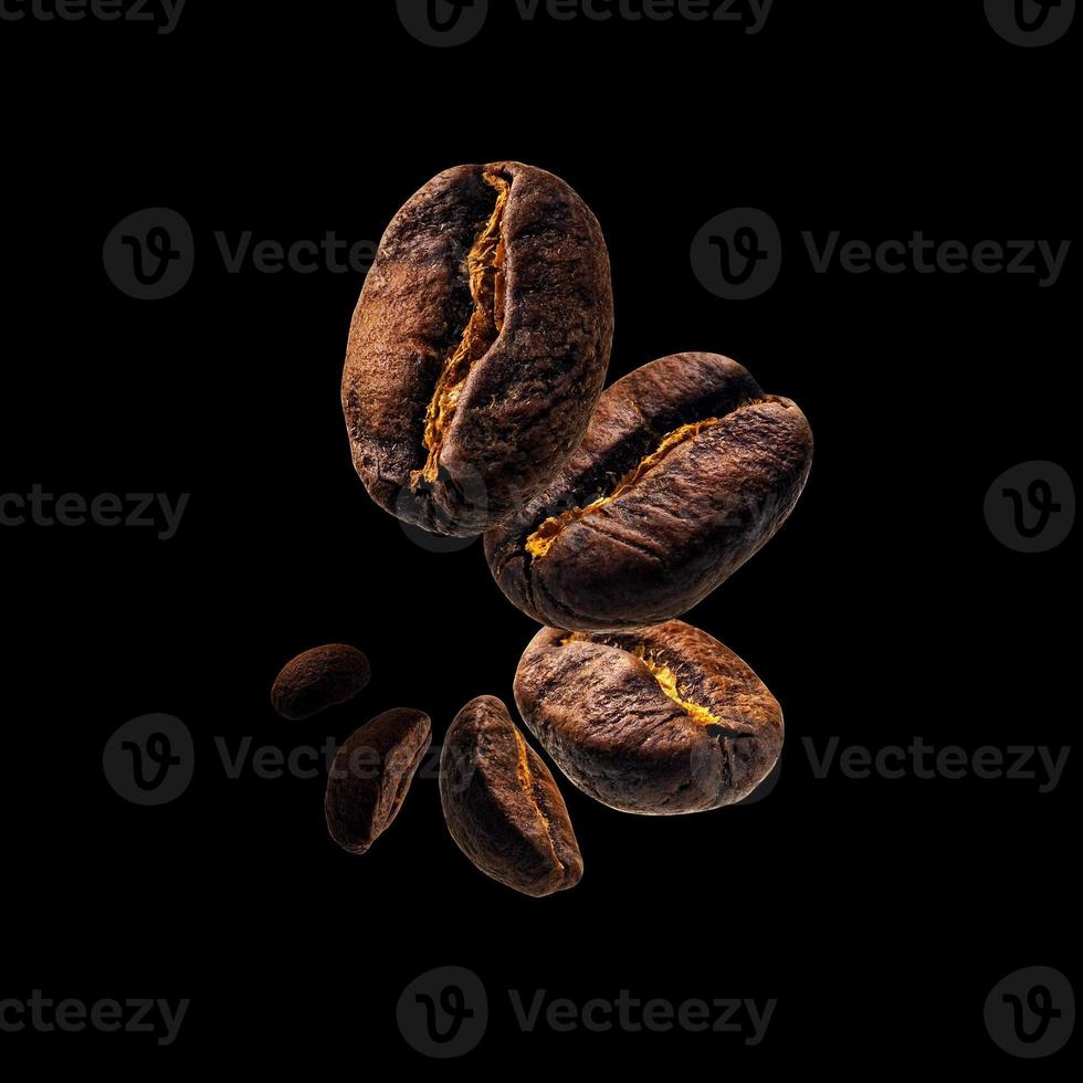 koffiebonen zweven op een zwarte achtergrond foto