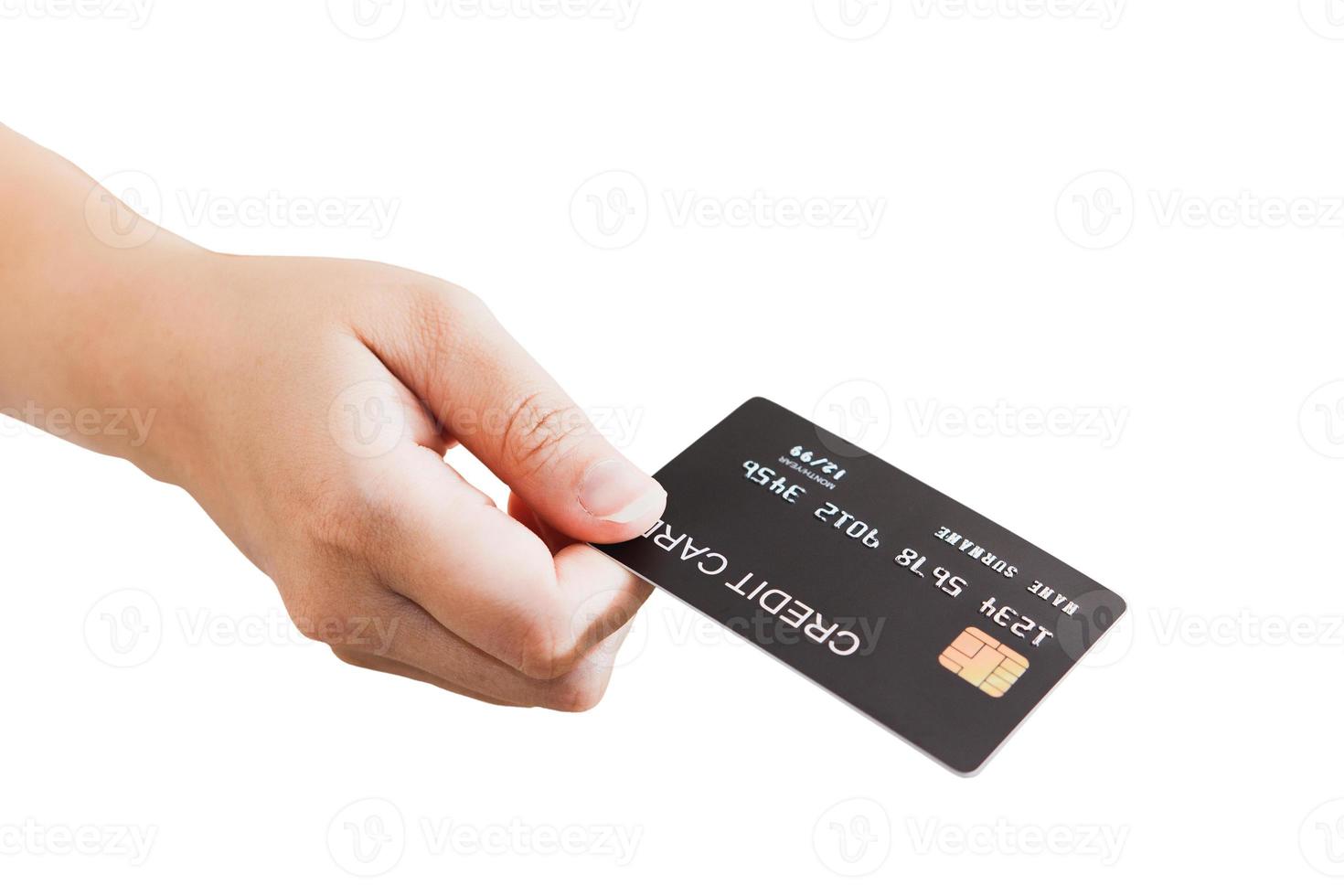 hand van een blanke volwassen vrouw met vingernagels met een mock-up van een creditcard op een geïsoleerde of uitgesneden witte achtergrond met een uitknippad. foto