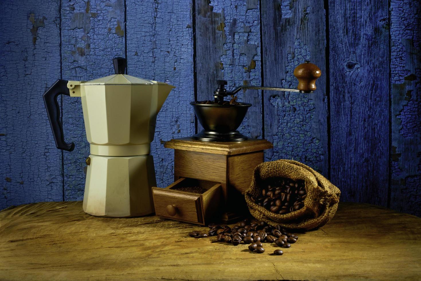 set koffie met moka pot en grinder op de oude houten vloer. zachte focus. foto