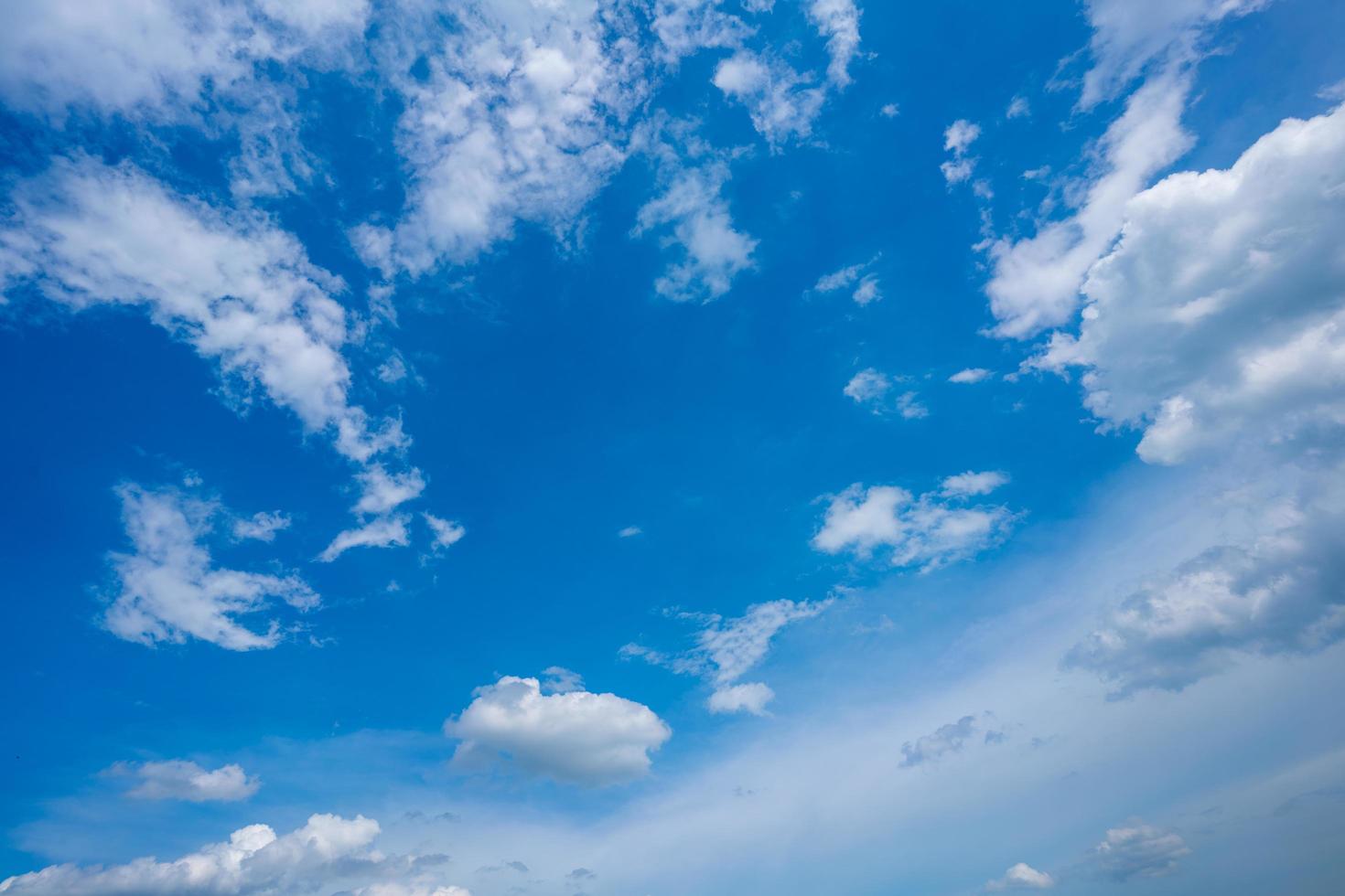 blauwe lucht met witte wolken. op een heldere dag foto