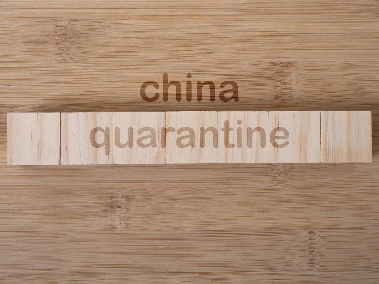 China quarantaine woord geschreven op hout blok. china quarantaine tekst op houten foto