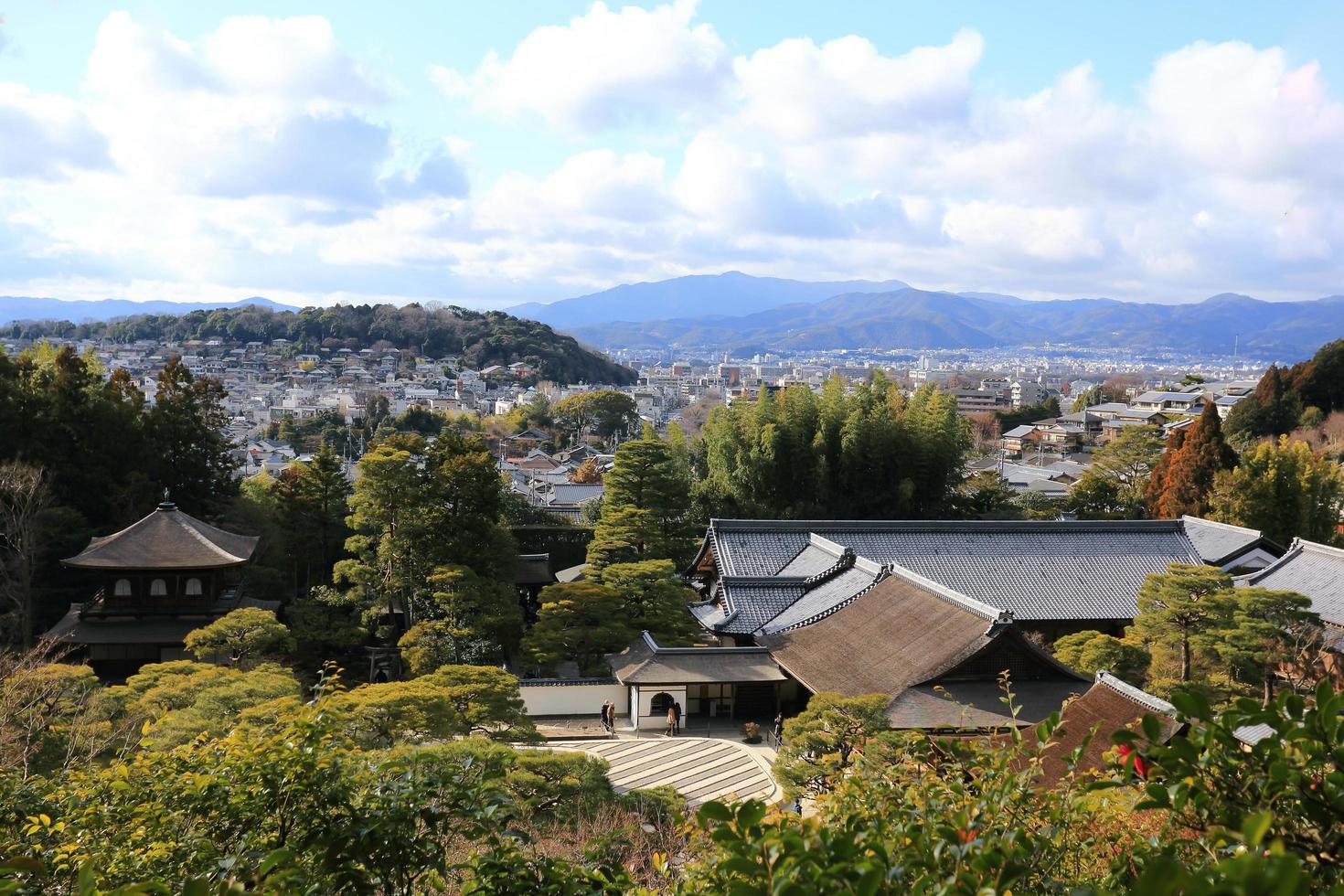 tempel van het zilveren paviljoen in kyoto, japan foto