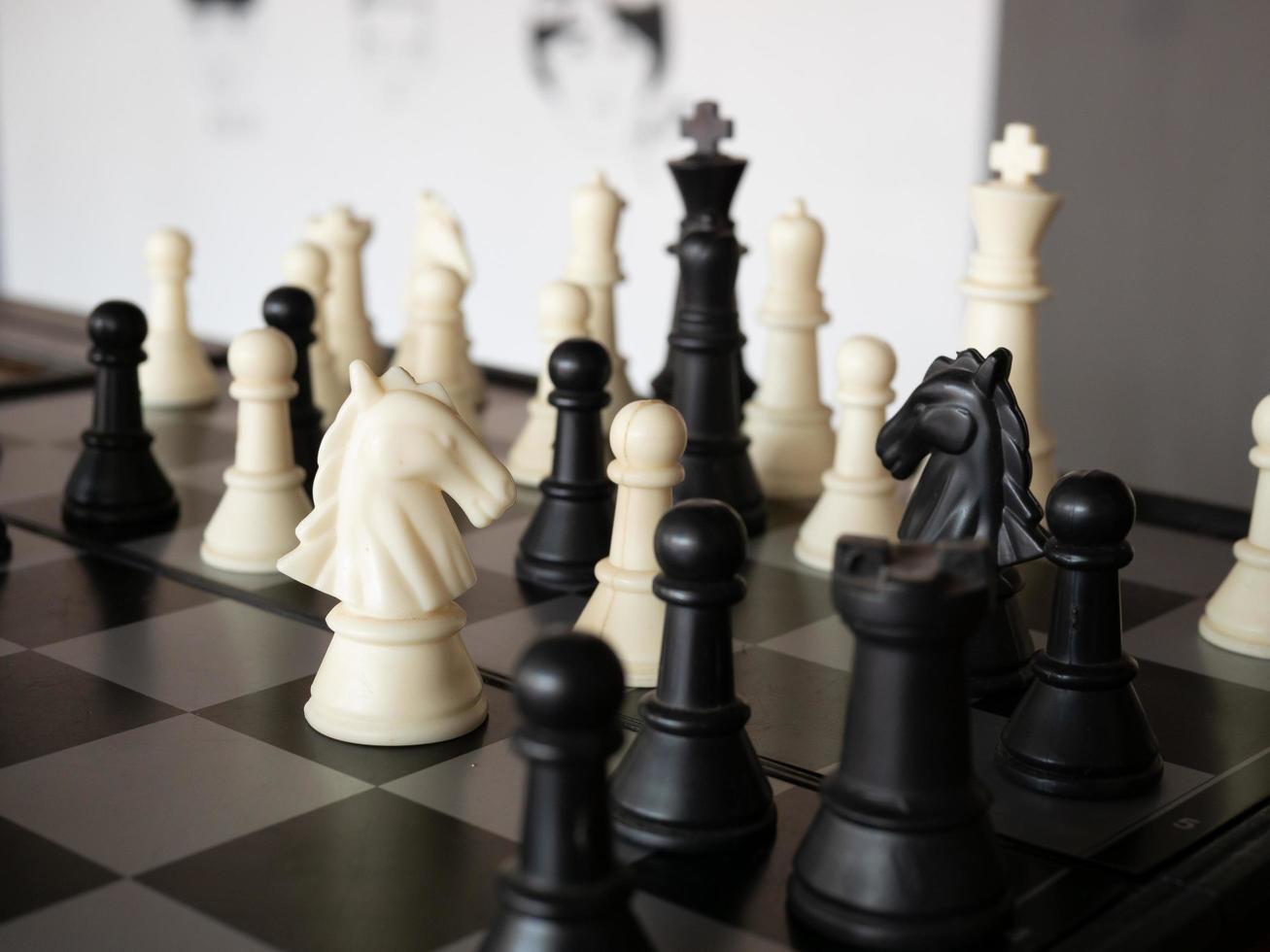 schaakbordspel met focus op zwart en wit foto