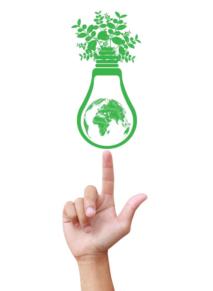handen met groene ecologie gloeilamp foto