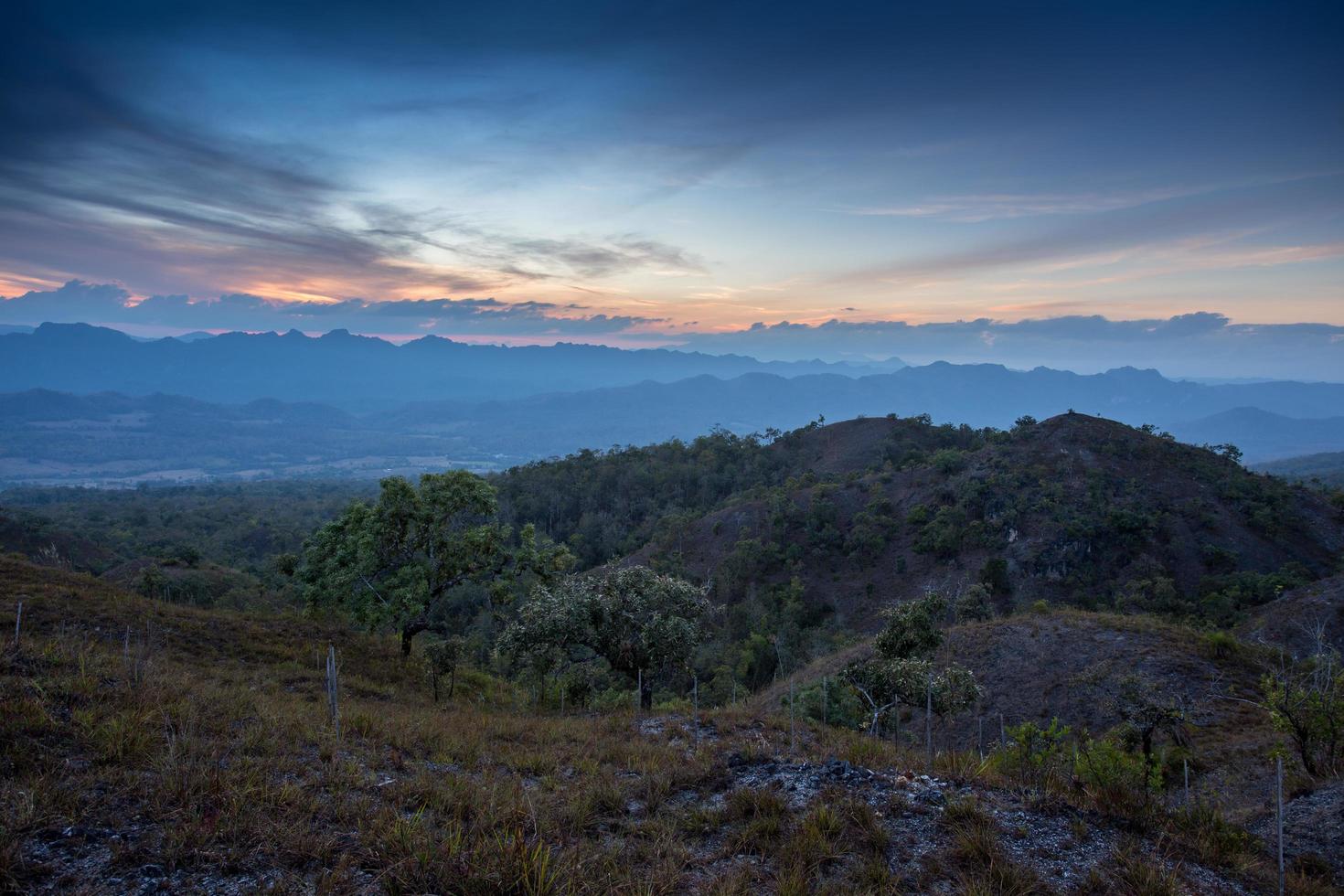 landschap met bergen zonsondergang foto