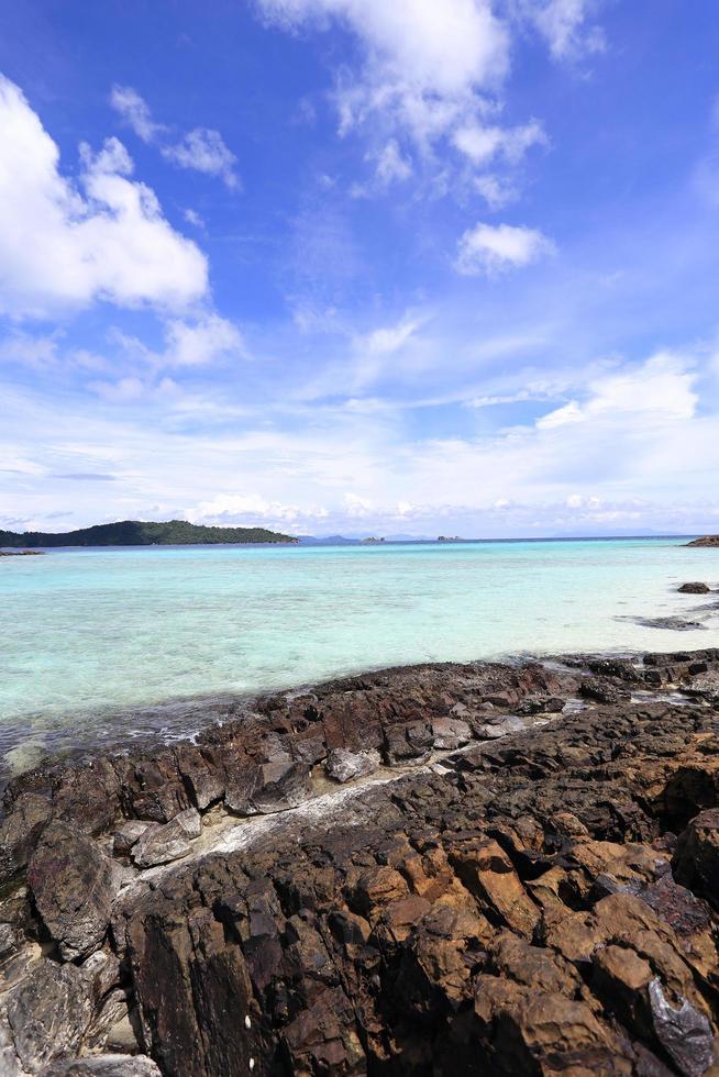 prachtig eiland tegen blauwe lucht foto