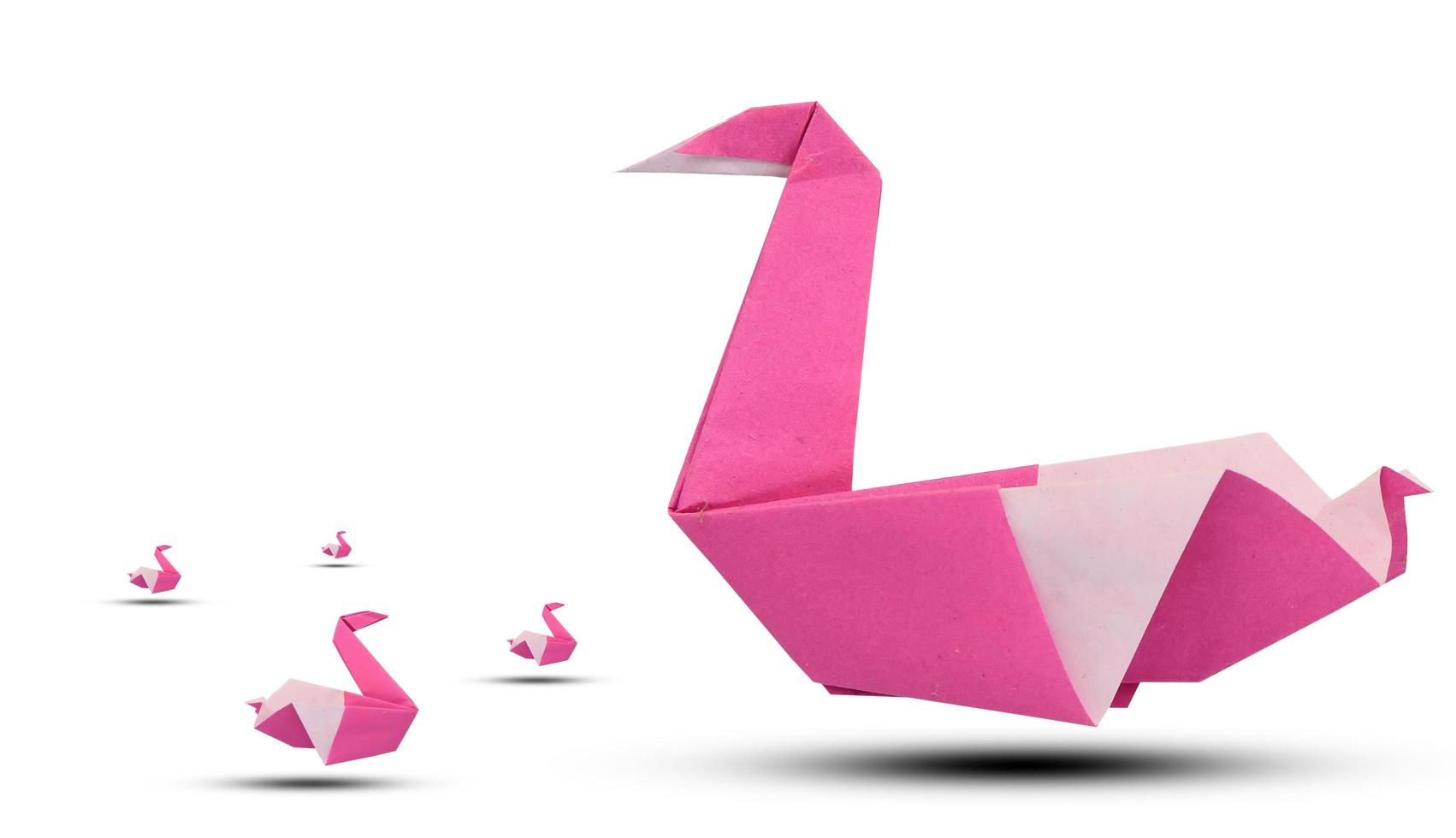 roze origami vogel op witte achtergrond foto