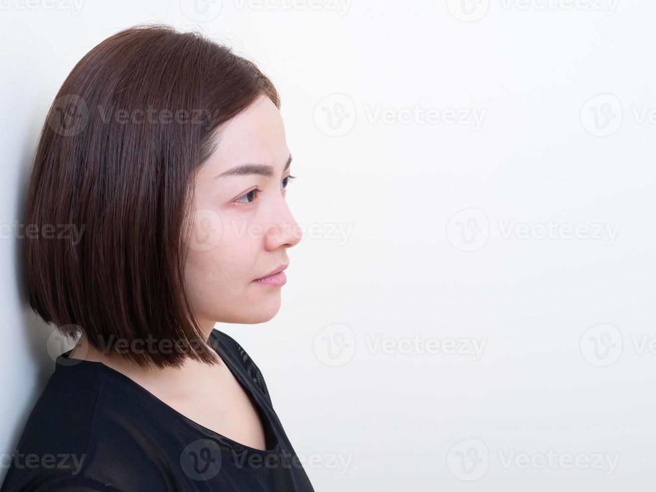 portret van mooie jonge aziatische vrouw geluk staand foto