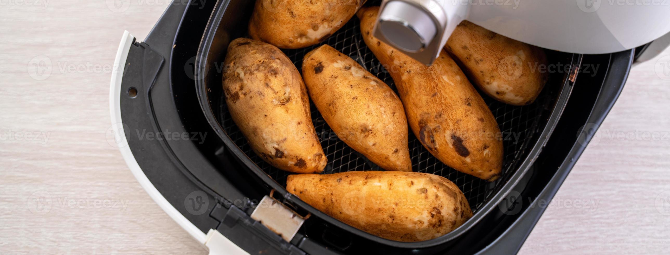 geroosterde zoete aardappel thuis gekookt in de airfryer. gezond voedsel voor dieet eten. foto
