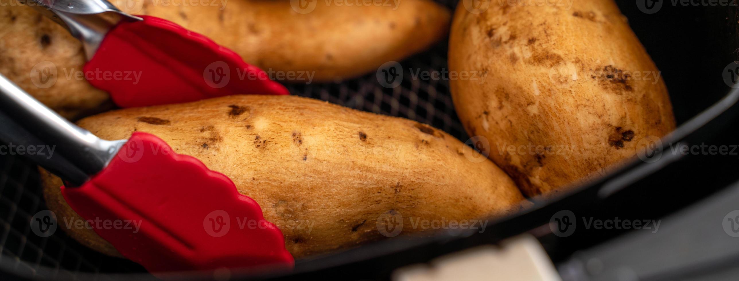 geroosterde zoete aardappel thuis gekookt in de airfryer. gezond voedsel voor dieet eten. foto