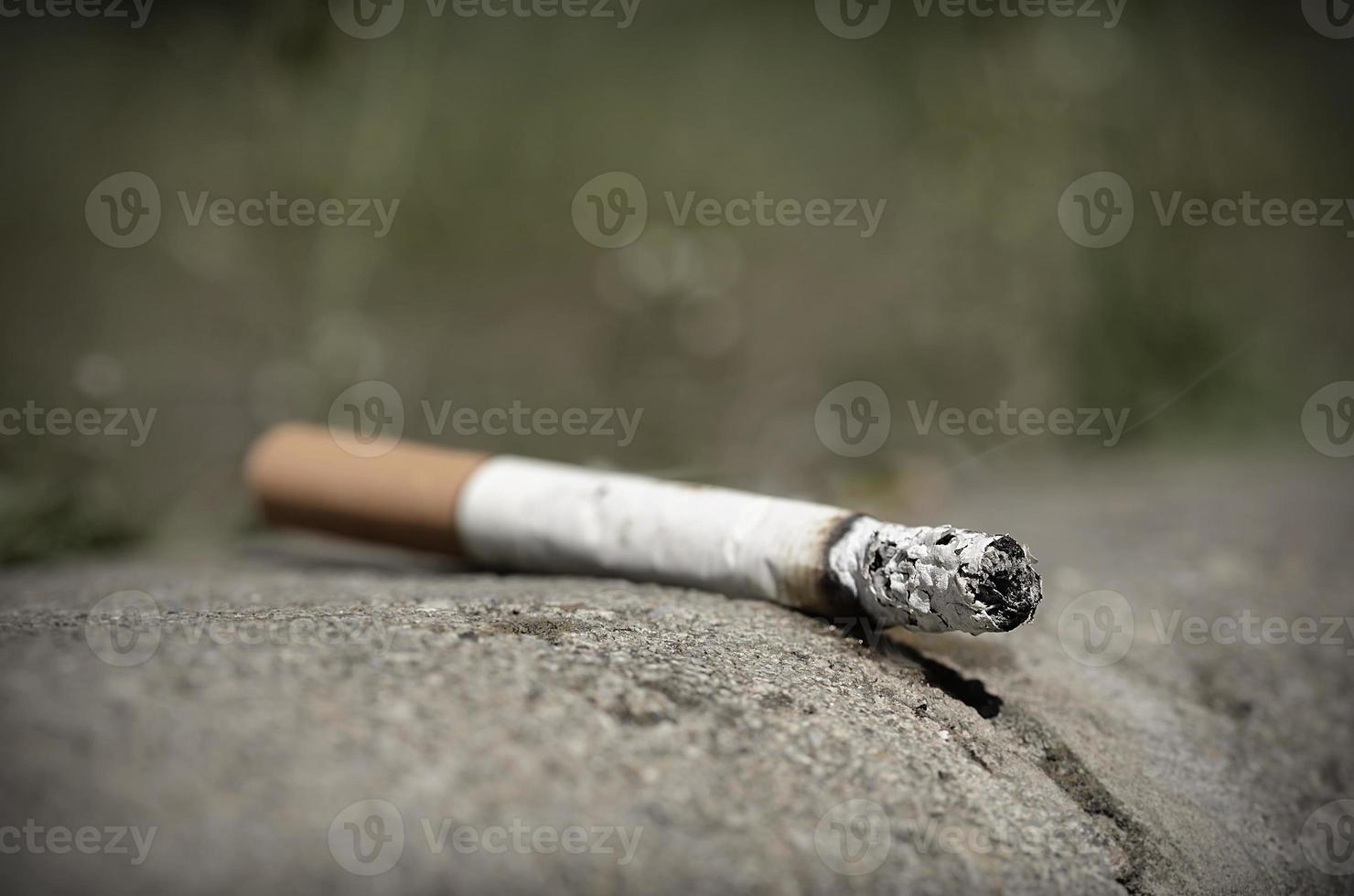 sigaret op asfalt foto