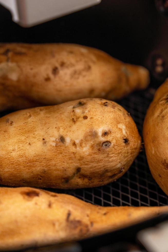 geroosterde zoete aardappel thuis gekookt in de airfryer. gezond voedsel voor dieet eten. foto