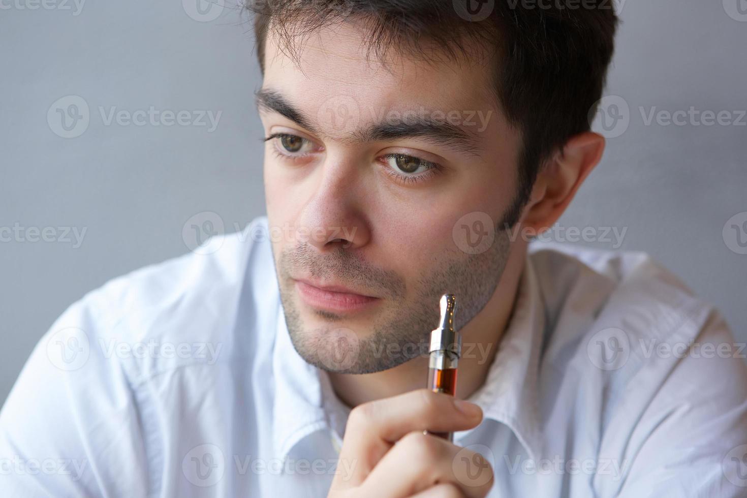 jonge man rook damp sigaret foto