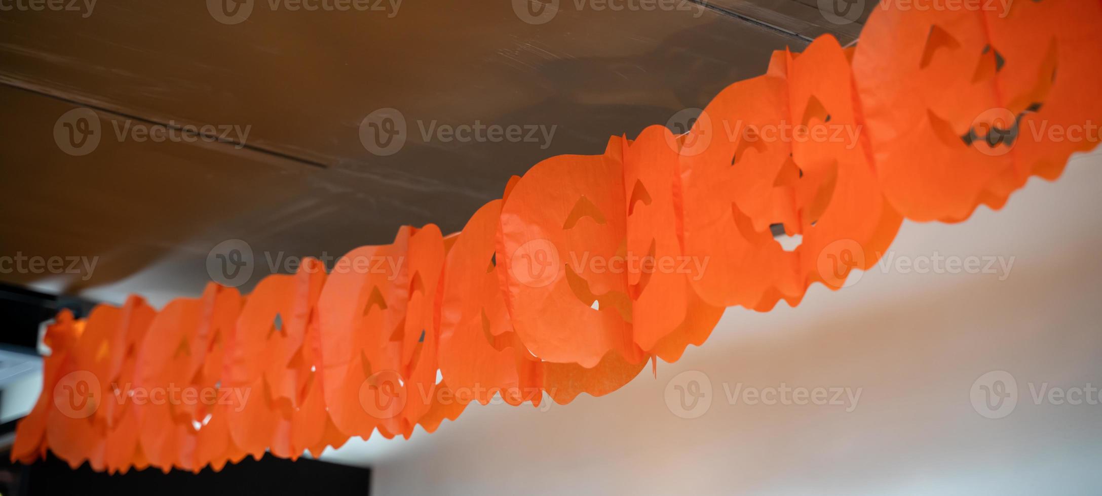 feestelijke halloween-cartoondecoratie die aan het plafond van het interieur van de kamer hangt, close-up. foto