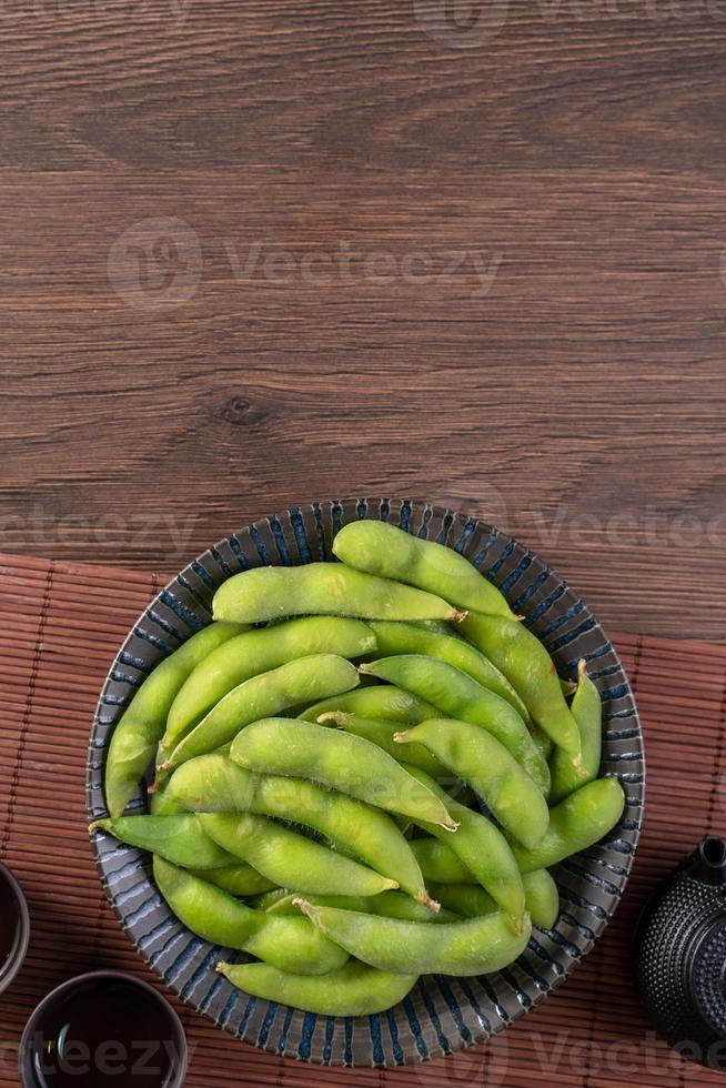 bovenaanzicht van vers gekookte edamame met kopieerruimte. foto