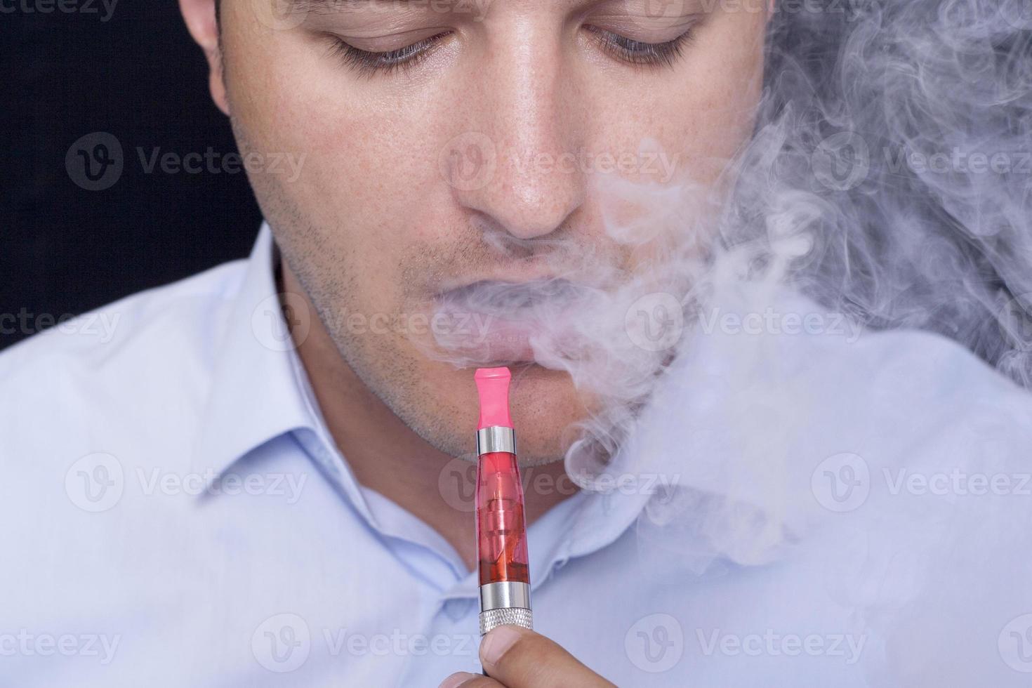 mannen roken een elektronische sigaret foto