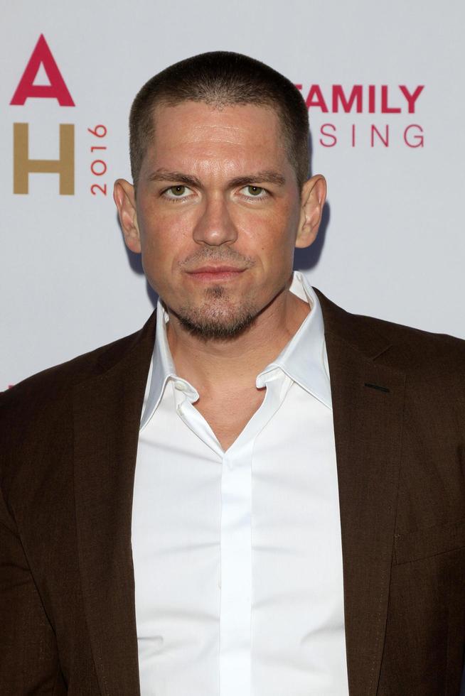 los angeles, 21 apr - steve howey bij de la family housing awards op de kavel op 21 april 2016 in los angeles, ca foto