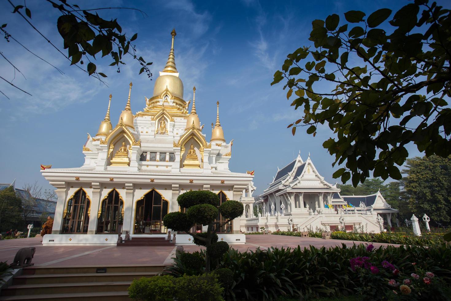 negen toppen pagode, Thaise stijl bij Thaise tempel Kushinagar, India foto