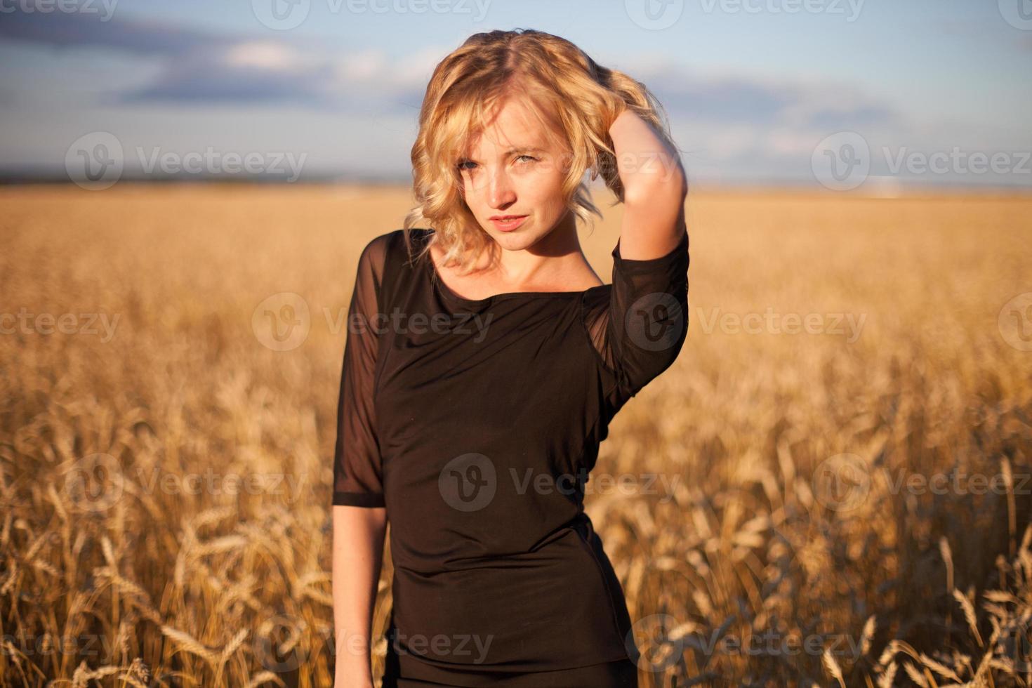 vrouw in een korenveld foto