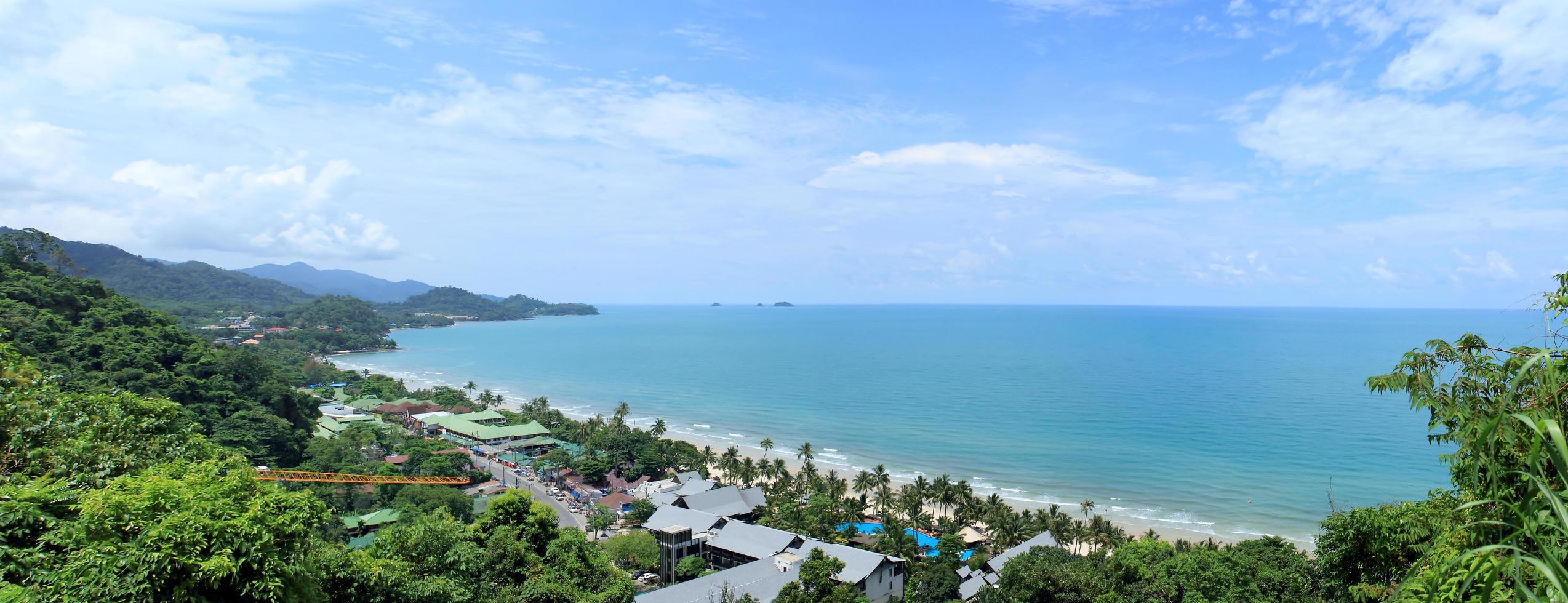 zonnige dag op het tropische strand. provincie tr. Koh Chang-eiland. koninkrijk thailand. panorama foto
