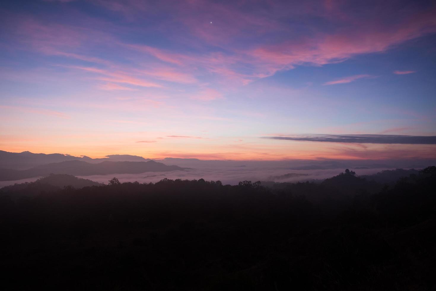 mist berg in de vroege ochtend zonsopgang foto