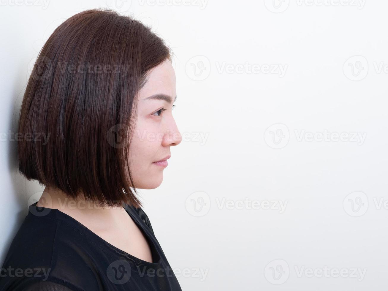 portret van mooie jonge aziatische vrouw geluk staand foto