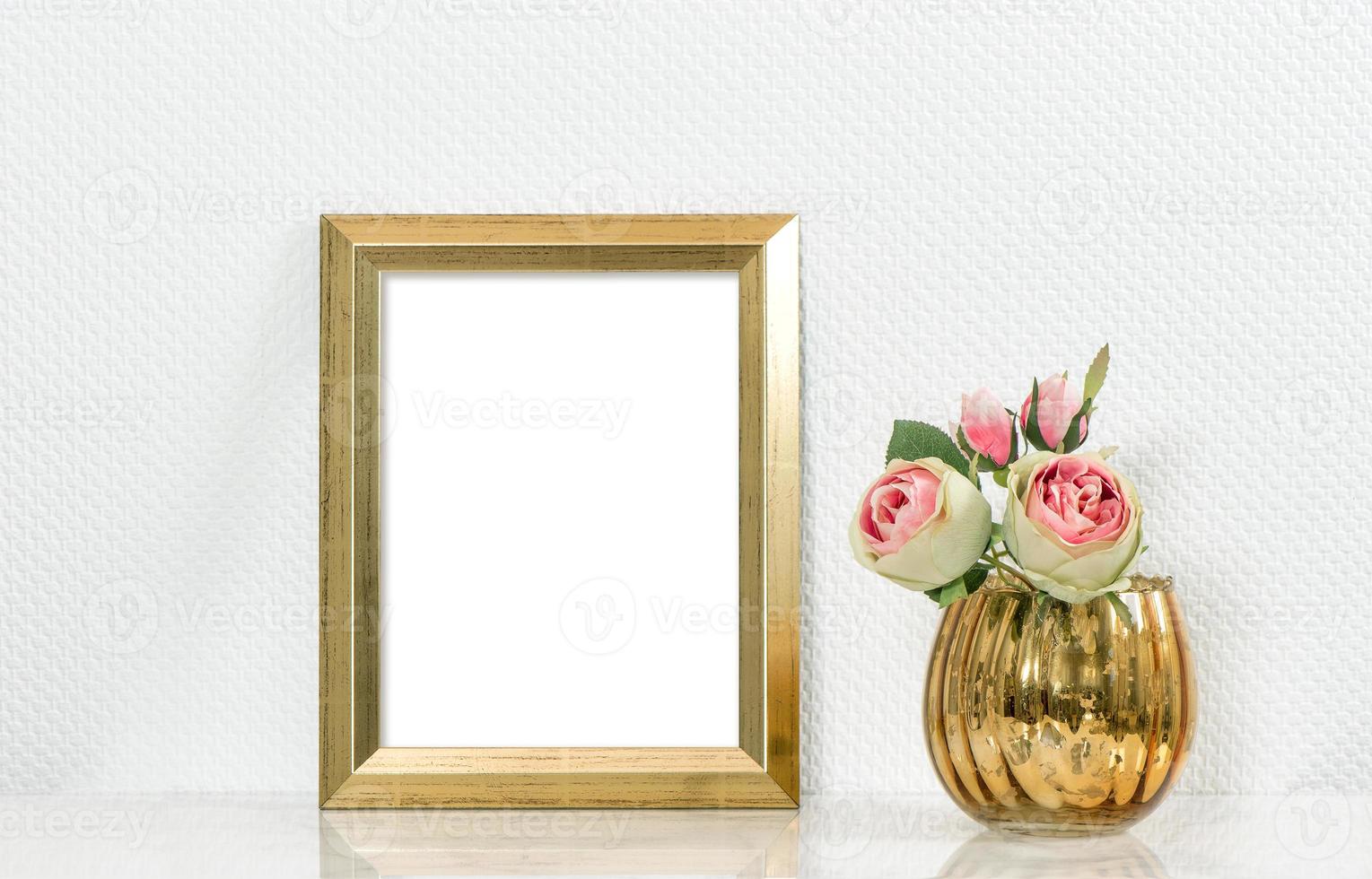 foto mock up met gouden frame en bloemen. vintage interieur