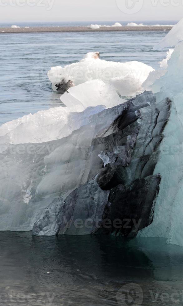 ijsblok met een zwarte en blauwe streep foto