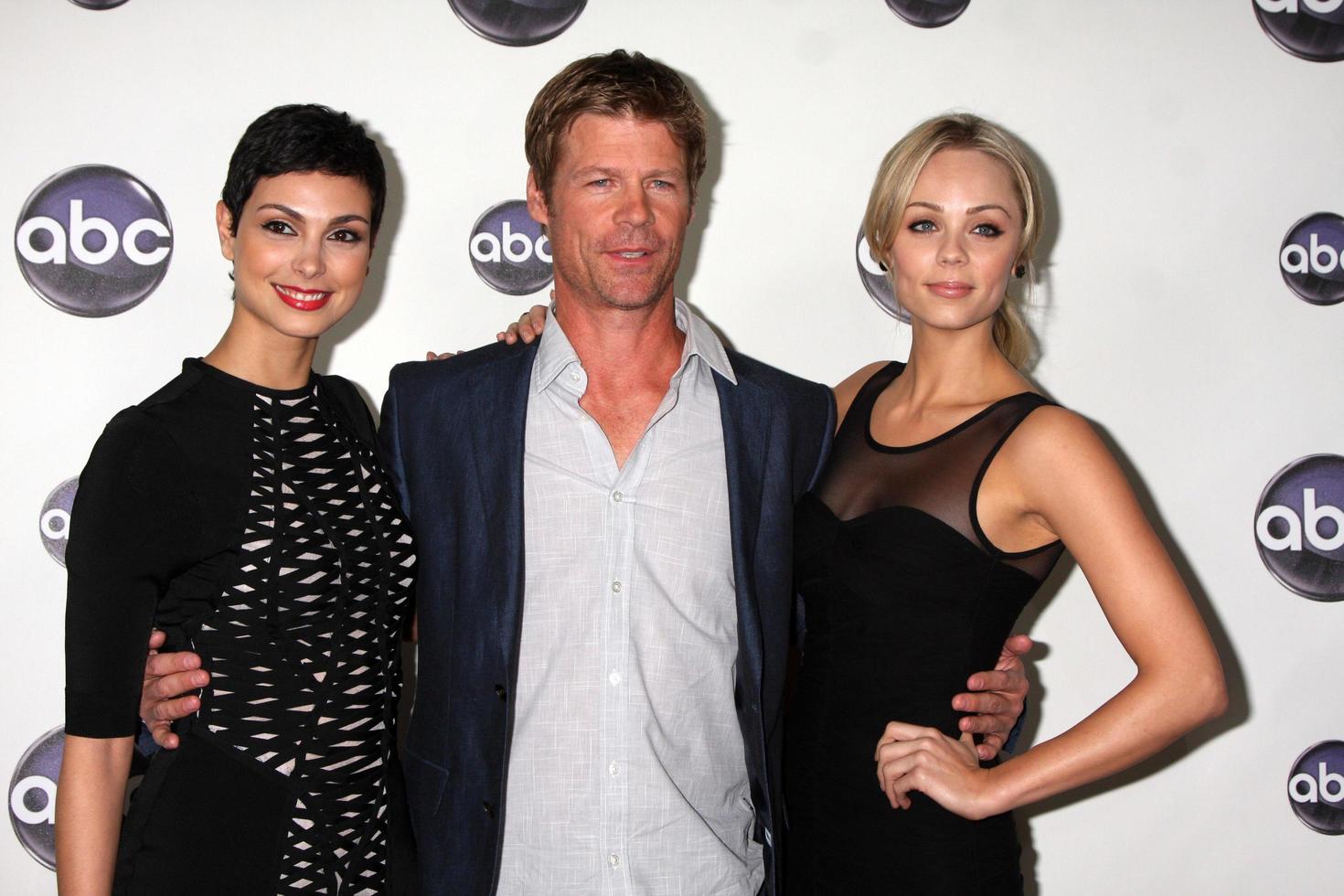 los angeles 10 jan - morena baccarin, joel gretsch, laura vandervoort arriveert bij de disney abc televisiegroep s tca winter 2011 press tour party op 10 januari 2011 in pasadena, ca foto